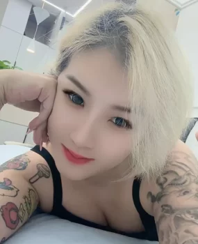 满身纹身的美女