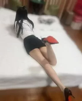 长腿美少妇皮肤也白皙