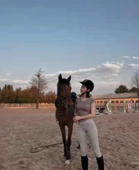 马场里教骑马的小姐姐很有品味屁股大会骑哦