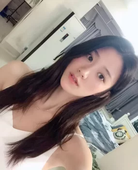 长相甜美的兼职妹妹刚下水