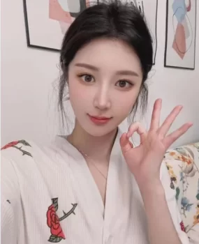 小成熟的漂亮女神