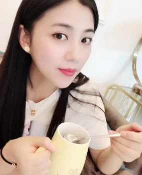 狂草旅游团的导游小姐姐直接喷水